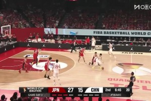 强行制造悬念？日本最后时刻上篮，居然吹了贺希宁犯规，后者表示难以置信