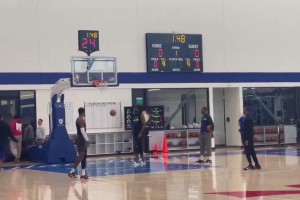 王思雨站在张子宇身边，瞬间变成小孩子 😂