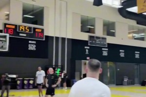 只能说神似了！有粉丝模仿亚历山大打球动作