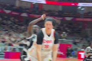 高举双手也没用啊！南苏丹球员在篮下防张子宇，应该很绝望吧😂