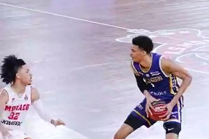 怎么有点秃顶😂麦迪此前看“未来之妞”招式被惊得呆住了！