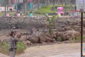 “这位湖人小球迷火了～赛后湖人当家球星东契奇为他合影签名...