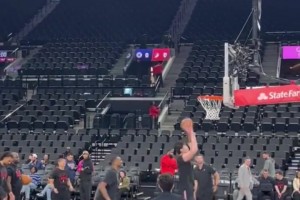 老詹谈争冠：季后赛是全新挑战！我们不会走捷径，仍然需要进步！