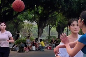 老詹此前谈自己16岁时和乔丹打球，网友找出当年老詹隔扣乔丹镜头(片尾)