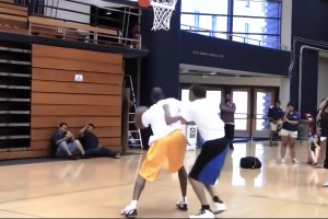 比赛结束后米切尔和歌手女友可可琼斯一起离开球馆 ...