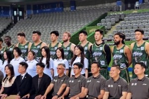 坐姿单手三分，库里和东契奇都得拜他为师吧？